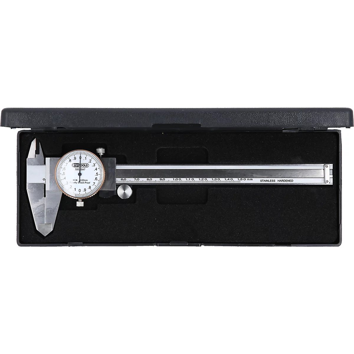 Ein silberner Messschieber mit analoger Anzeige in einem schwarzen Koffer. Der Messschieber ist geöffnet und zeigt die Messskala.